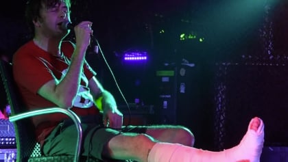 NAPALM DEATH Frontman Breaks Ankle Onstage In Munich, Refuses To Cancel Tour Dates